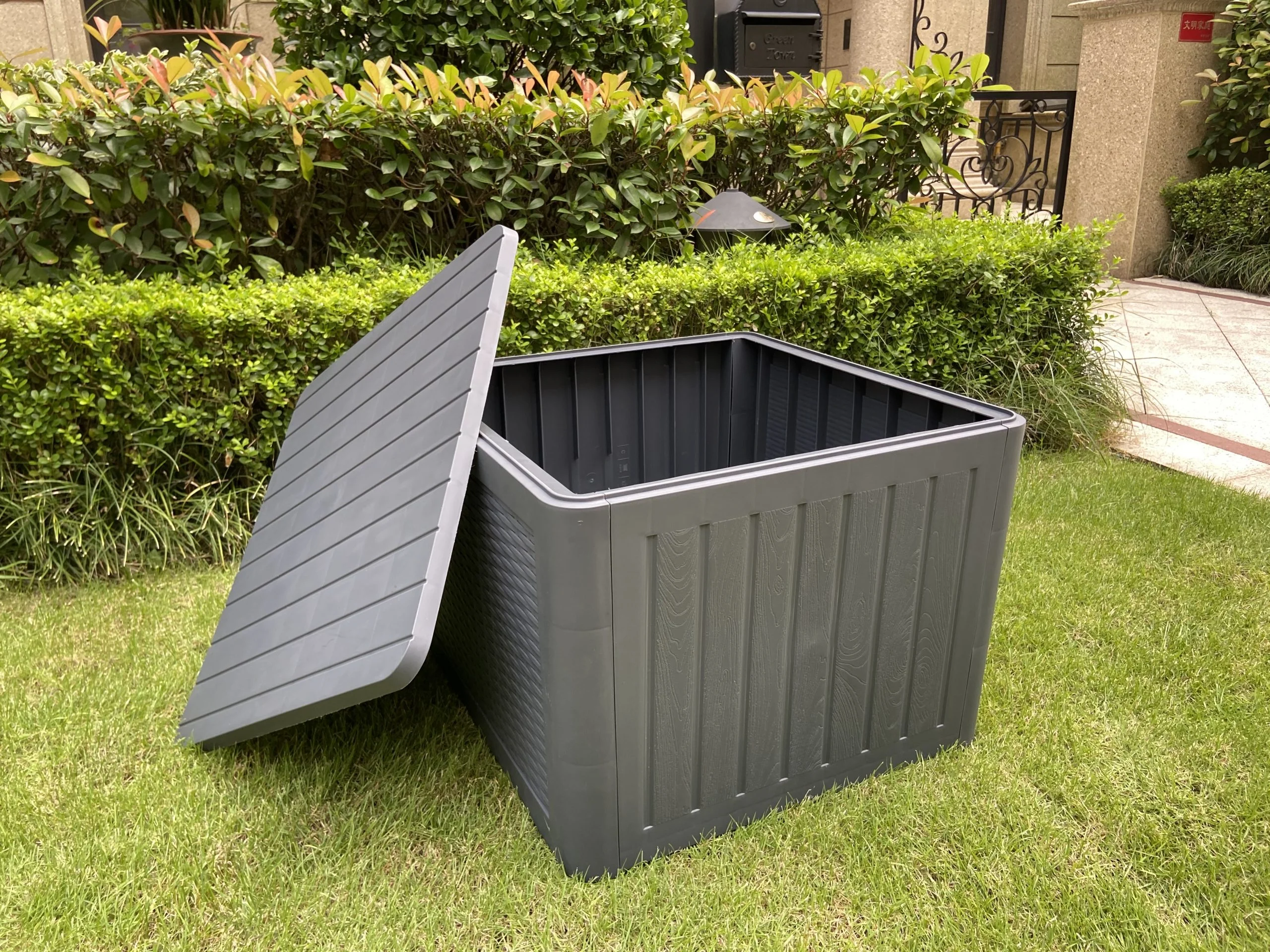 صندوق بلاستيكي صغير للحديقة باللون الرمادي