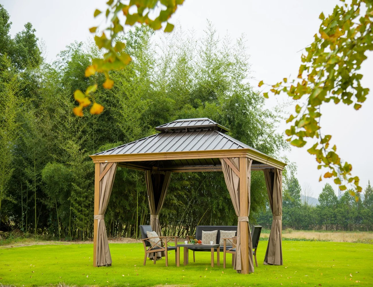 gazebo en bois et en aluminium